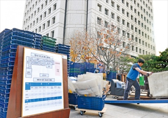 한국전력이 서울 삼성동에서 전남 나주로 이사를 시작했다. 지난 20일 한전 본사에서 직원들과 이삿짐 센터 직원들이 짐을 정리하고 있다.   김병언 기자 misaeon@hankyung.com