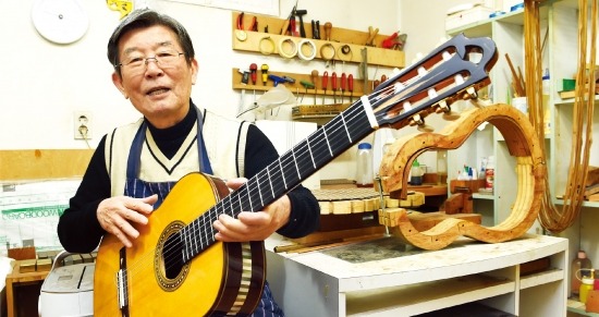 [人사이드 人터뷰] 최동수 "기타는 소리 나는 작은집…홀로 만든다는 게 건축과 다른 점"