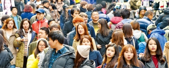 23일 서울 명동 거리를 가득 메운 여성들. 통계청은 저출산 등의 영향으로 내년 여성 인구가 남성을 앞지를 것으로 전망했다. 강은구 기자 egkang@hankyung.com