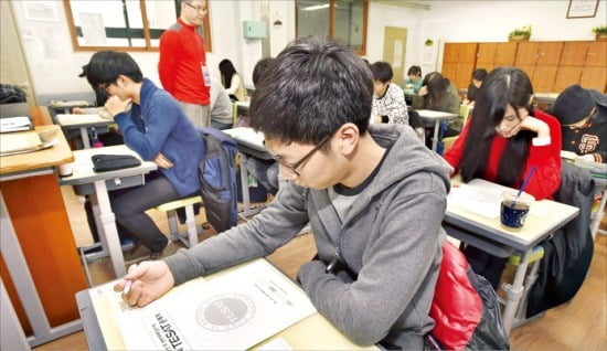 지난 22일 치러진 25회 테샛 가채점 결과 평균 성적이 180점으로 집계됐다. 서울 진선여중에서  테샛 응시자들이 시험을 치르고 있다. 정동헌 기자 dhchung@hankyung.com