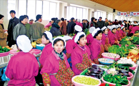 북한 체제는 공식적으로 시장경제를 부정한다. 하지만 전국 400여개의 장마당(시장) 없이는 주민의 생존이 불가능한 단계에 왔다. 사진은 평양에서 최대규모인 통일거리시장. 연합뉴스