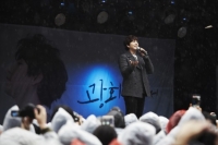 규현, &#39;광화문에서&#39; 1위 공약 실천, 게릴라공연에 시민 환호