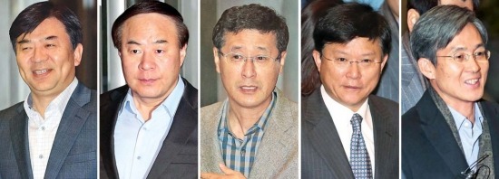 < 삼성 사장단 회의 참석한 신임 사장·대표 > 삼성 사장단 인사에서 승진한 신임 사장들이 3일 서울 서초동 삼성전자 사옥에서 열린 수요 사장단 회의에 처음으로 참석했다. 왼쪽부터 김현석 삼성전자 소비자가전(CE)부문 영상디스플레이사업부장(사장), 전영현 삼성전자 메모리사업부장(사장), 이윤태 삼성전기 사장, 육현표 에스원 사장, 상영조 삼성BP화학 대표이사 부사장. 연합뉴스