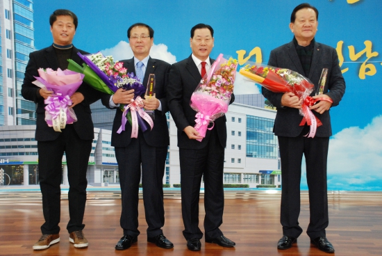 왼쪽 두 번째부터 문홍기 장흥축산농협조합장, 박종수 농협중앙회 
             전남지역본부장, 신강식 고흥축산농협조합장
