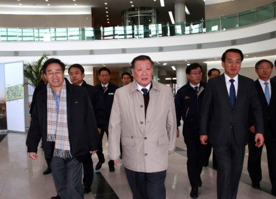 19일 정몽구 회장이 광주 창조혁신센터 공사 현장 점검을 위해 광주과학기술원 오룡관에 들어서고 있다. 이날 정 회장의 광주 방문에는 
김용환 부회장, 양웅철 부회장 등 현대차그룹 최고 임원들이 보좌했다. (사진/현대차 제공)