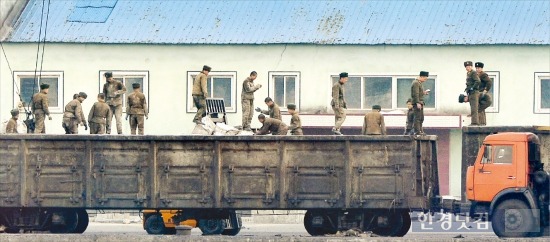 사진은 지난달 중국 단둥 압록강철교에서 바라본 북한 신의주의 노동자들. 한경 DB