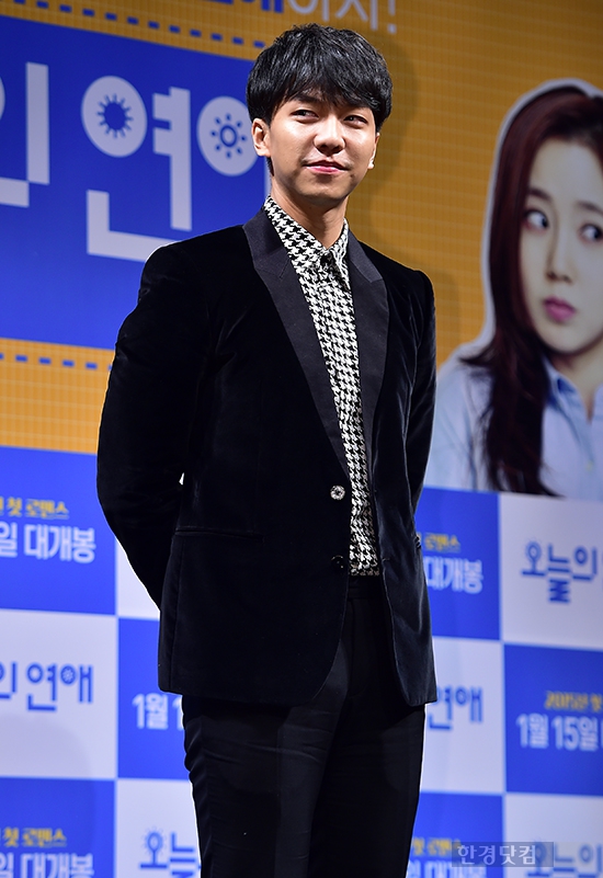 [포토] 이승기, '옅은 미소 머금고'