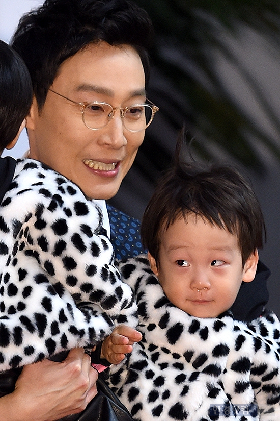 [포토] 이휘재 아들 이서언, '내려놓으면 도망칠 거에요~' (KBS 연예대상)