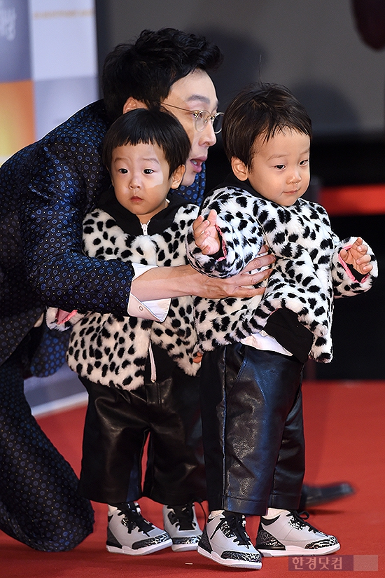 [포토] 이휘재, '쌍둥이 안고 사진 찍기는 너무 힘들어~' (KBS 연예대상)