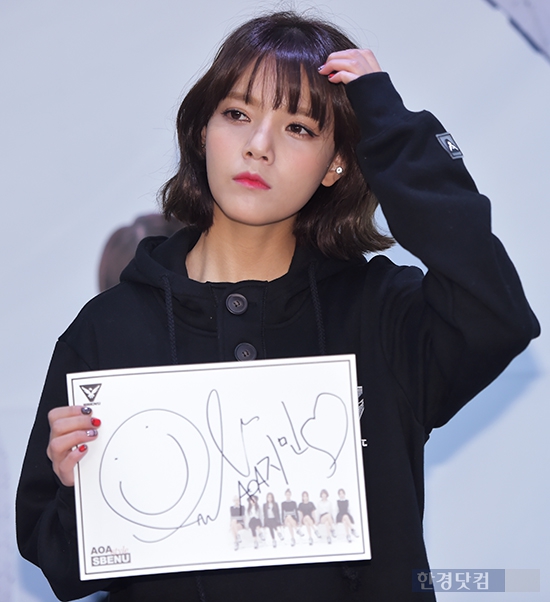 [포토] AOA 지민, '작아도 너무 작은 얼굴 크기'