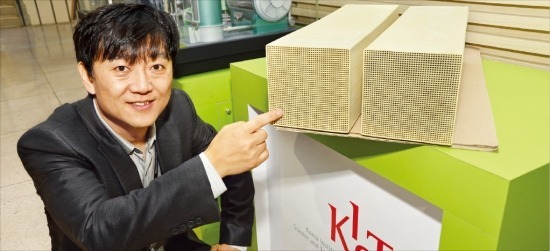 하헌필 한국과학기술연구원(KIST) 물질구조제어연구단장이 저온 탈질촉매 상품에 대해 설명하고 있다. KIST 제공
