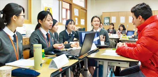 한국무역협회가 주최한 ‘특성화 고교생 무역캠프’에 참가한 서울여상 학생들이 외국인 무역홍보대사와 바이어 협상 체험을 하고 있다. 한국무역협회 제공
 