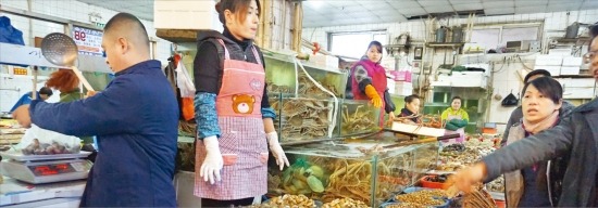 북한의 대외교역은 중국에 크게 의존한다. 지난달 25일 중국 옌볜 서시장에서 상인들이 북한산 어패류와 털게 등을 팔고 있다. 북한산 농수산물은 깨끗하다고 소문 나 중국산보다 비싼 값을 받는다.