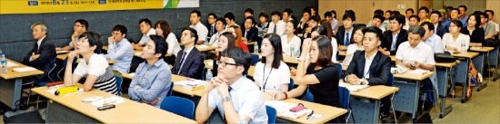 지난 8월 연세대에서 열린 K무브 멘토링 행사에 참가한 멘티들이 강의를 듣고 있다. 한국산업인력공단 제공