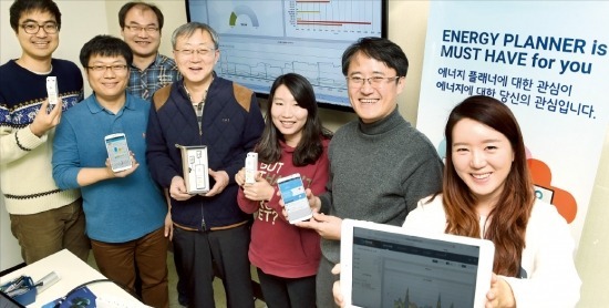 최종웅 인코어드 대표(오른쪽 네 번째)와 직원들이 전력관리 솔루션 ‘겟잇’을 소개하고 있다. 강은구 기자 egkang@hankyung.com
