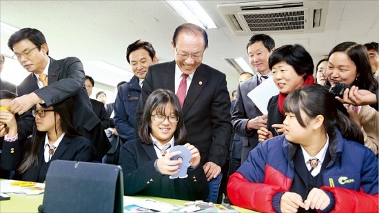 황우여 부총리 겸 교육부 장관(뒷줄 오른쪽 세 번째부터), 원희룡 제주지사, 이석문 제주교육감 등이 지난 8일 자유학기제를 시행 중인 제주 서귀중앙여중을 방문해 과학동아리활동을 참관하고 있다. 교육부 제공