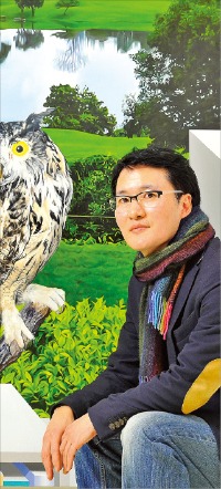 홍경택 씨가 페리지갤러리의 개인전에 전시된 자신의 작품 ‘서재-골프장’ 앞에 앉아 있다. 이승재 한경매거진 기자 fotoleesj@hankyung.com