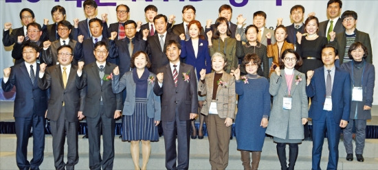 ‘2014 NTIS 성과보고회’가 10일 서울 더케이호텔에서 열렸다. 한선화 한국과학기술정보연구원장(앞줄 왼쪽 네 번째부터), 최종배 미래창조과학부 창조경제조정관, 정광화 한국기초과학지원연구원장이 NTIS 활용경진대회 수상자들과 함께 기념촬영하고 있다. 허문찬 기자 sweat@hankyung.com