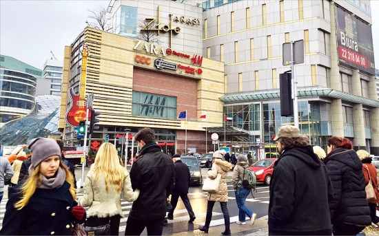 12일(현지시간) 폴란드 수도 바르샤바 도심에 자리 잡은 유명 쇼핑몰 즈워테 테라스 근처에 사람들이 분주하게 이동하고 있다. 폴란드는 적극적인 해외기업 투자 유치와 탄탄한 내수 시장에 힘입어 동유럽 국가 중에서 눈에 띄는 성장세를 보여주고 있다. 바르샤바=김은정 기자