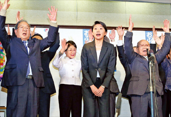 < 화려한 재기 > 지난 10월 정치자금 문제 등으로 불명예 사임했던 오부치 유코 전 경제산업상(자민당·앞줄 가운데)이 14일 총선에서 큰 표차로 상대를 누르며 화려하게 재기했다. 도쿄AFP연합뉴스