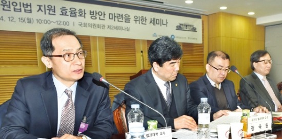 음선필 홍익대 교수(왼쪽)가 15일 국회에서 열린 ‘의원입법 지원 효율화 방안 마련을 위한 세미나’에서 발언하고 있다.  신경훈 기자 nicerpeter@hankyung.com