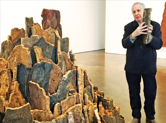 국제갤러리에서 개인전을 연 영국 조각가 데이비드 내쉬가 나무 작품에 대해 설명하고 있다.