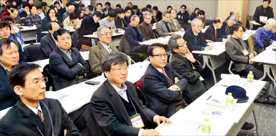 서울대 아시아연구소에서 16일 열린 ‘21세기 한국 자본주의 대논쟁’ 토론회에서 참석자들이 기조연설을 듣고 있다. 김병언 기자 misaeon@hankyung.com