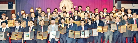 국내 최고 병·의원·제약사를 선정하는 ‘2014 메디컬코리아 대상’ 시상식이 18일 서울 삼성동 코엑스 그랜드볼룸에서 열렸다. 앞줄 왼쪽부터 장평주 녹십자 상무, 김문수 상인램브란트치과 대표원장, 고창남 강동경희대병원 한방병원장, 문주영 서울대병원 행정처장, 박기원 서정한의원장, 최귀현 세바른병원 대표원장, 이석준 리젠성형외과 대표원장 등 수상자들이 김기웅 한국경제신문 사장(맨 뒷줄 왼쪽 네 번째)과 함께 파이팅을 외치고 있다. 허문찬 기자 sweat@hankyung.com