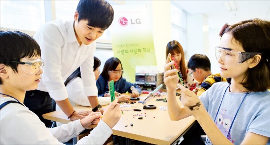지난해 10월 ‘LG 사랑의 다문화학교’에 참가한 학생들이 발광다이오드(LED) 전구를 활용한 과학실험을 하고 있다.  LG 제공 