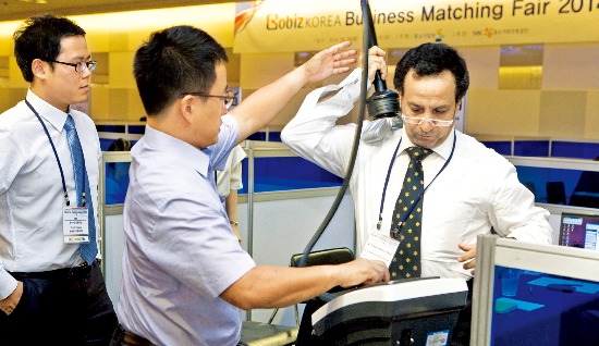 ‘2014 고비즈코리아 비즈니스 매칭페어’에 참가한 의료기기 제조업체 영일엠의 관계자가 아랍에미리트(UAE) 바이어에게 제품을 소개하고 있다. 중소기업진흥공단 제공 
