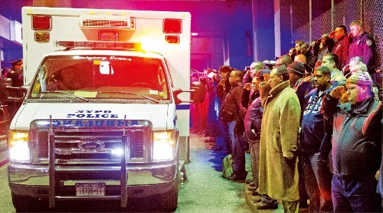 흑인 총격에 경찰 2명 사망…뉴욕시 '애도 물결'