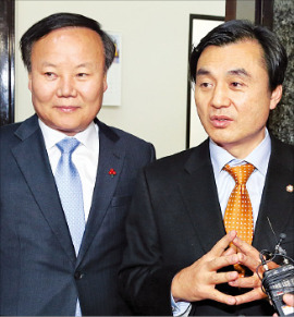 김재원 새누리당(왼쪽)·안규백 새정치민주연합 원내수석부대표가 22일 협상을 마치고 기자들의 질문에 답하고 있다. 연합뉴스