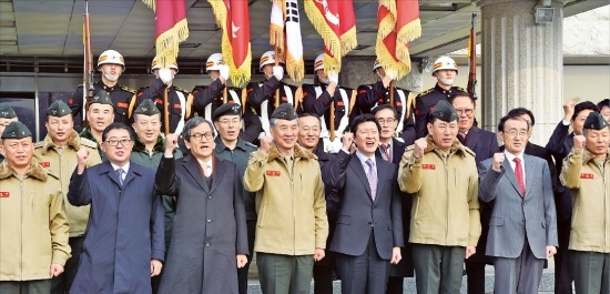 이영주 해병대 사령관(앞줄 왼쪽 네 번째)과 김기웅 한국경제신문 사장(다섯 번째) 등이 29일 경기 화성시 해병대 사령부에서 안보협력 강화 협약식을 연 뒤 기념촬영하고 있다. 신경훈 기자 nicerpeter@hankyung.com