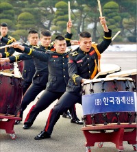 해병대원들이 29일 해병대 사령부와 한국경제신문 간 안보협력 강화 협약을 맺기에 앞서 축하공연을 하고 있다.