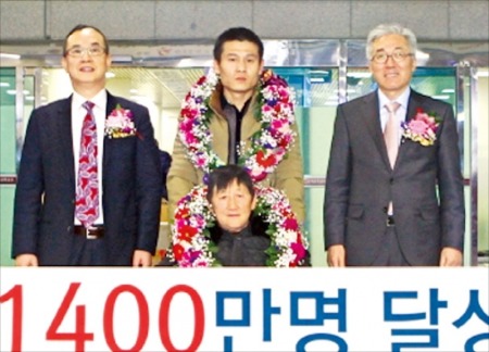 방한 외국인 1400만명 돌파를 기념하는 환영행사가 29일 오후 6시 청주국제공항에서 열렸다.  변추석 한국관광공사 사장(왼쪽부터), 1400만번째 외국인 관광객 장취우란(중국·65)과 아들 리우스취엔(33), 김종덕 문화체육관광부 장관. 한국관광공사 제공