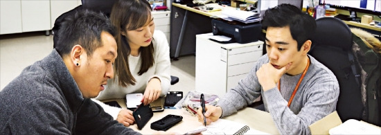 슈피겐코리아 디자이너들이 서울 가산동 본사에서 제품 디자인에 대해 토론하고 있다. 슈피겐코리아 제공