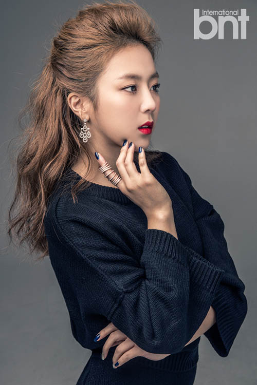 예원, 니트 사이로 드러난 볼륨 몸매…시선 사로잡는 늘씬 각선미 | 한국경제 예원, 니트 사이로 드러난 볼륨 몸매…시선 사로잡는 늘씬 각선미