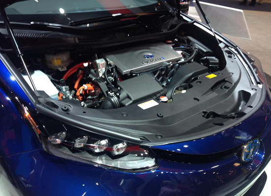 일본 도요타가 공개한 수소연료자동차 '미라이'의 엔진룸 내부. 퓨얼셀(Fuel Cell)로 불리는 수요연료 엔진이 가운데 자리잡고 있다. 사진=김민성 기자