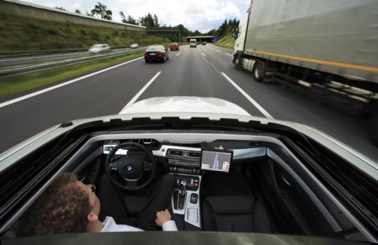독일 BMW그룹이 세미 오토 자동차의 시범 주행을 하는 장면. 운전자가 고속도로에서 핸들을 잡지 않아도 차가 스스로 전방 사물을 인지하고 달린다. (사진=BMW코리아 제공)  