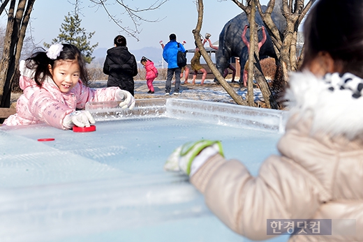 [포토] 얼음에서 하는 이색게임 (2015 연천 구석기 겨울여행 축제)