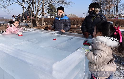 [포토] 얼음 위에서 즐거운 대결 (2015 연천 구석기 겨울여행 축제)