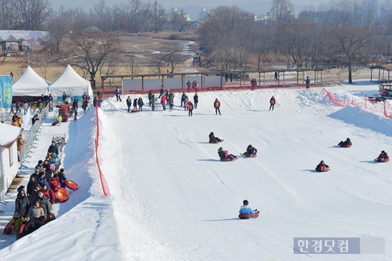 [포토] 2015 연천 구석기 겨울여행 축제에서 즐기는 눈썰매