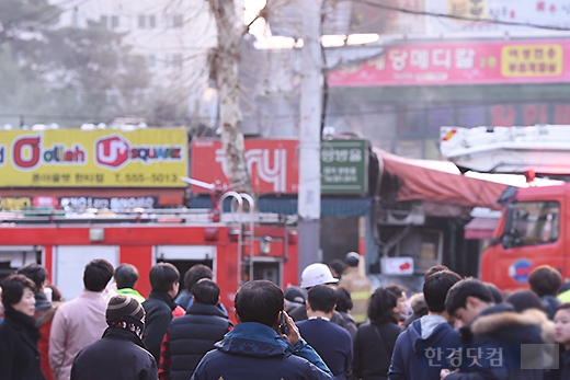 [포토] 화재 발생한 도곡시장 바라보는 시민들