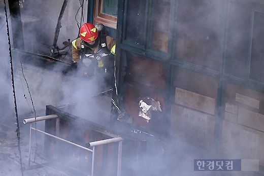 [포토] '도곡시장 화재' 작은 불씨까지 놓치지 않기 위해 연기 속으로