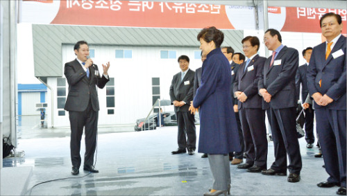 지난해 11월 전북창조경제혁신센터 출범행사에서 조현상 효성 부사장(왼쪽)이 박근혜 대통령에게 창업보육센터 운영계획을 설명하고 있다.  효성 제공