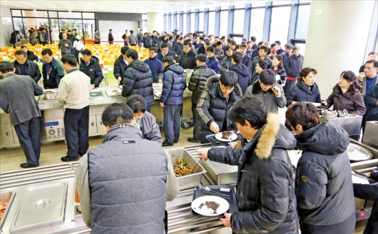 < 붐비는 구내식당 > 공무원들이 정부세종청사 구내식당에서 줄을 길게 서 있다. 청사 근처에 식당이 꽤 생겼지만 점심 시간에 구내식당은 여전히 북새통이다. 연합뉴스