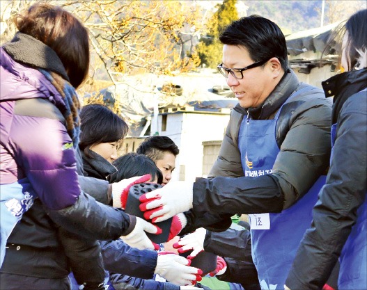 < 나누고 > 현대백화점 ‘달동네 봉사’·세븐일레븐 ‘도시락 배달