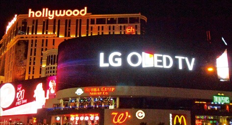 ‘CES 2015’가 열리는 미국 라스베이거스에 LG전자가 가로 95m, 세로 10m의 LED 광고를 내세워 본격적인 손님맞이에 나섰다. 연합뉴스