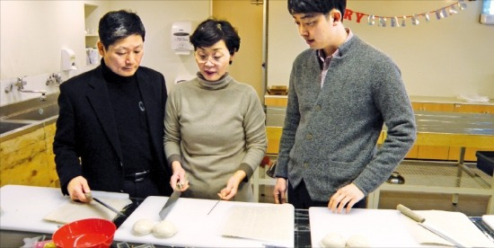 박종수 삼진어묵 사장(왼쪽부터)과 아내 이금복 씨, 아들 박용준 기획실장이 5일 부산 봉래동 어묵체험전시관에서 신제품을 품평하고 있다. 김태현 기자