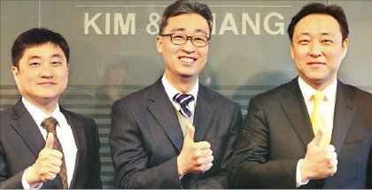 김앤장 IP팀의 김봉섭 변리사(왼쪽부터)와 박창수 변호사, 이만금 변리사가 6일 서울 내자동 세양빌딩 사무소에서 포즈를 취하고 있다.